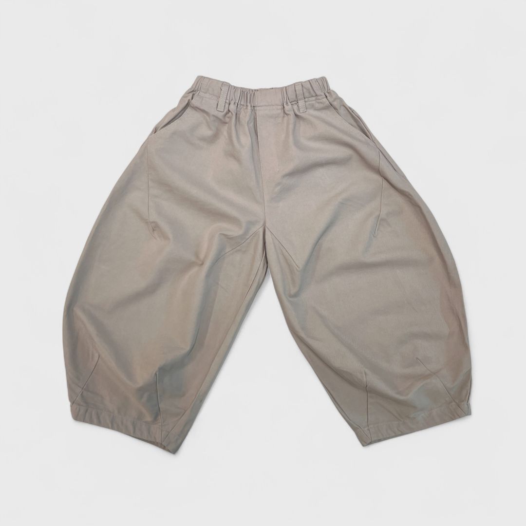 Бежевые брюки банан