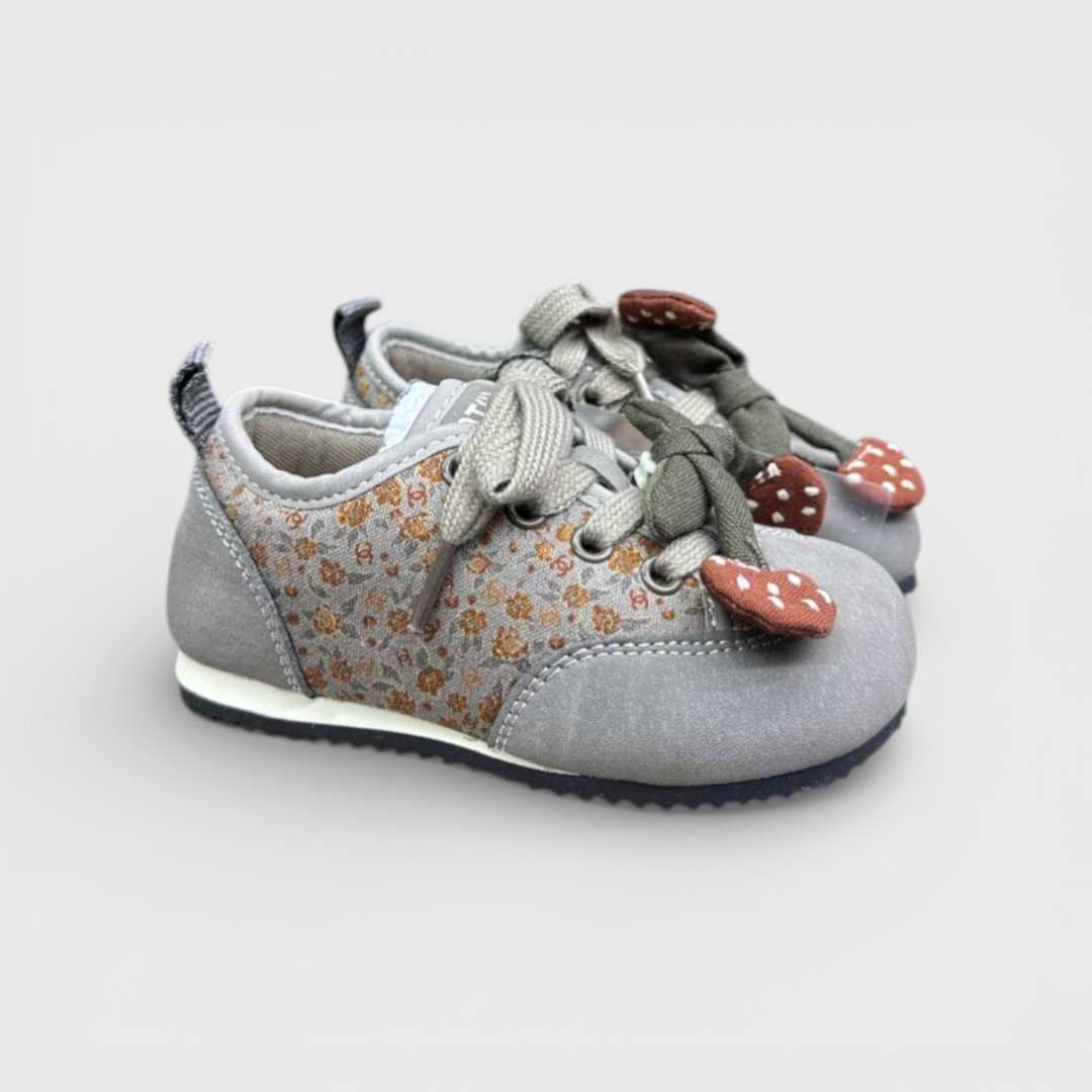 Серые кроссовки с грибами