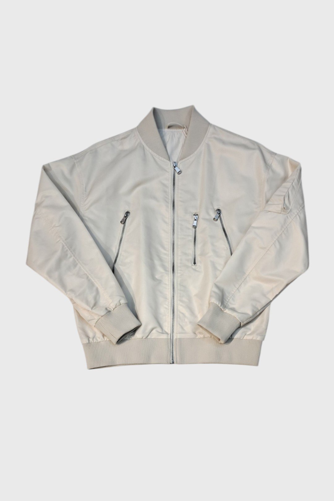 Бежевая куртка-бомбер