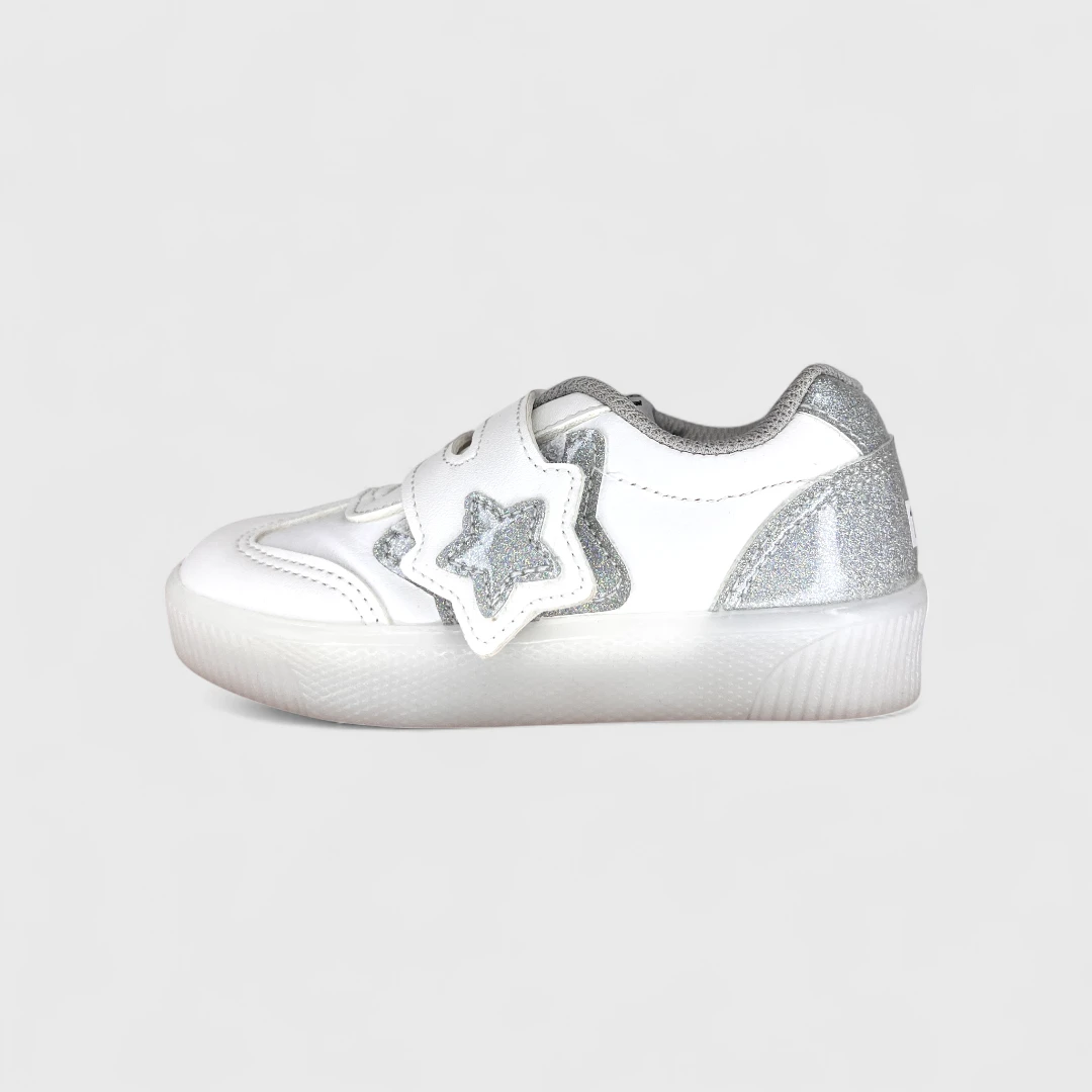 Белые кроссовки с серебряными звездами