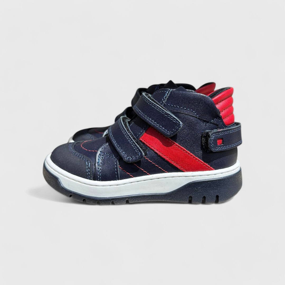 Красные и черные кроссовки