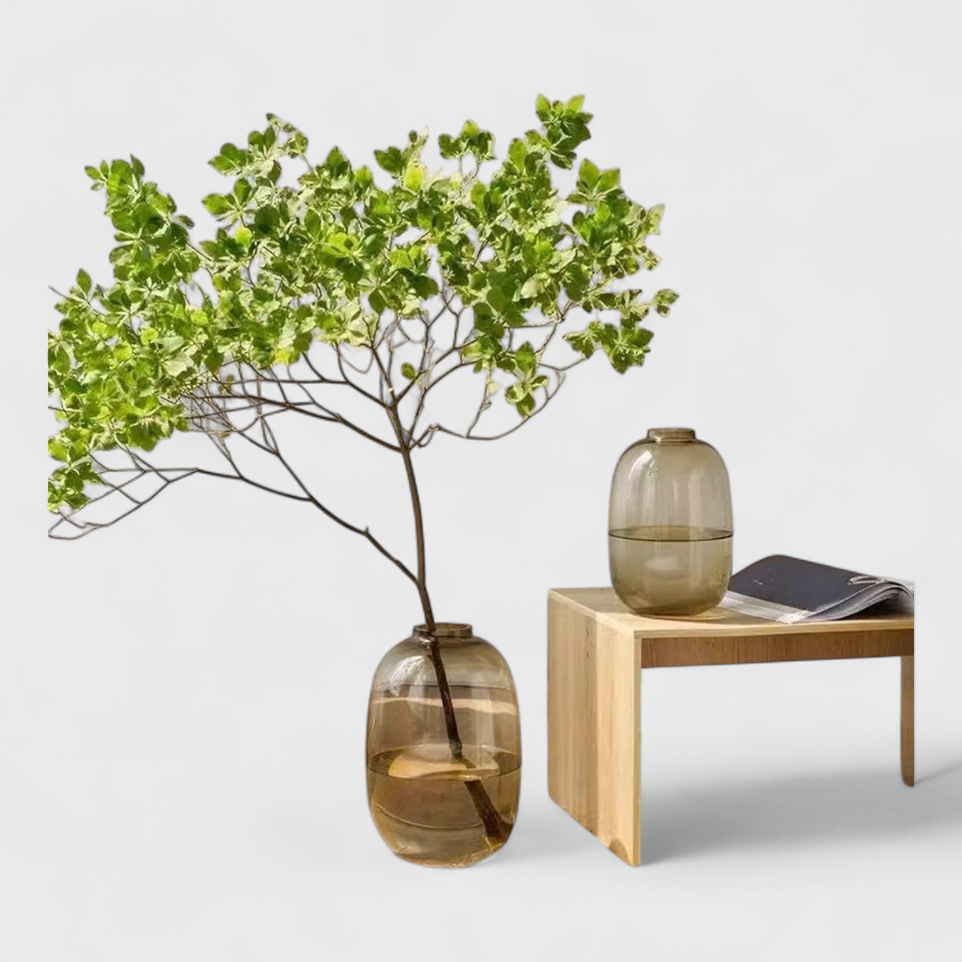 Стеклянная ваза коричневого цвета